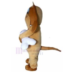 Costume de mascotte de chien de limier brun aux longues oreilles avec un animal à gros os